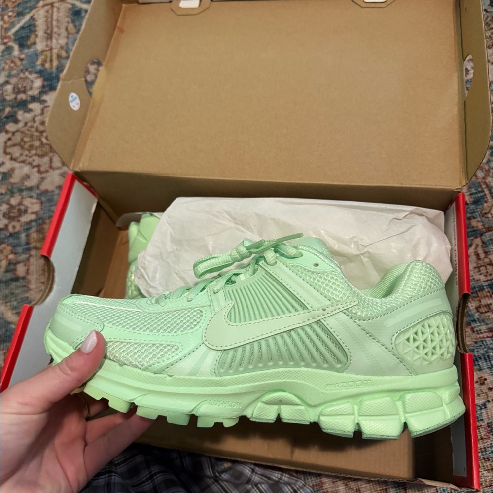 Nike Women's vomero- vapor green
Women’s 8.5
Men’s 7